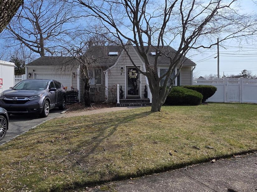 8 Lion Lane, North Babylon NY 11703