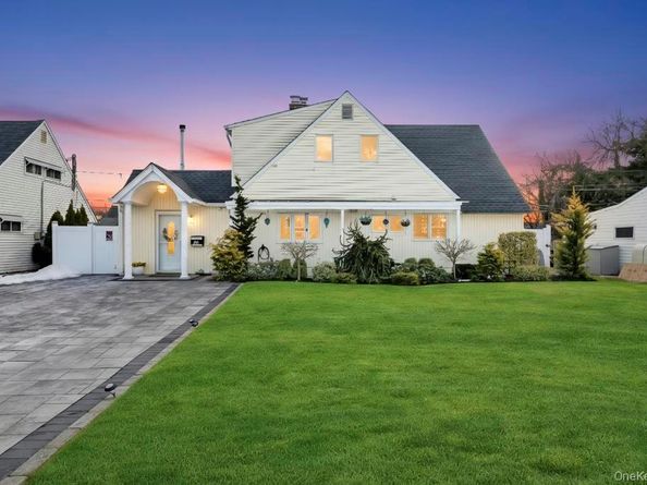 54 Abbot Lane, Hicksville NY 11801