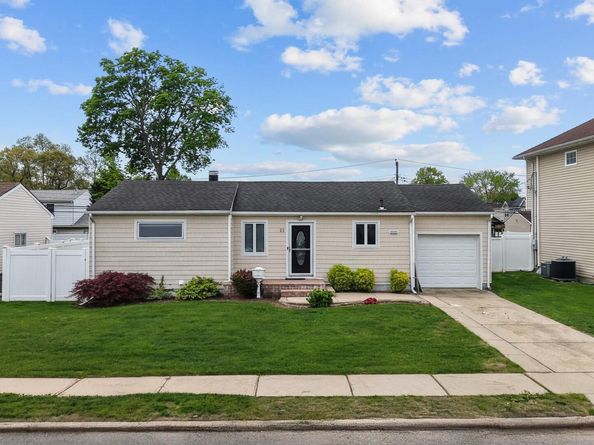 21 Peter Lane, Plainview NY 11803