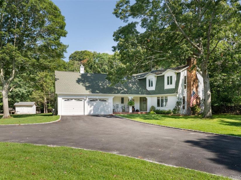 21 Bay Avenue W, Hampton Bays NY 11946