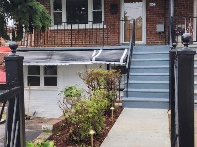 954 E 212th Street, Bronx NY 10469