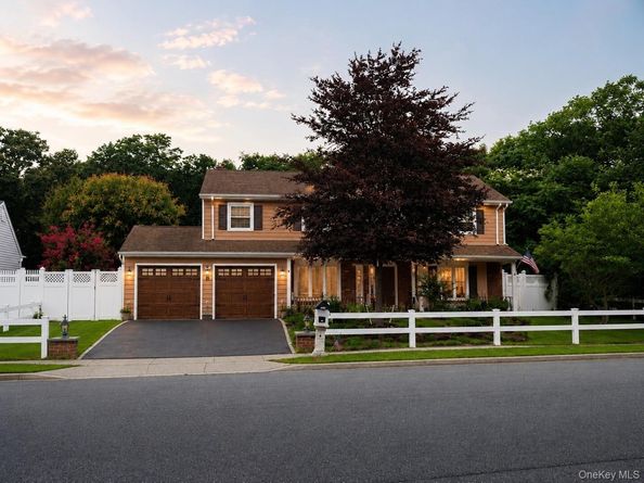 8 Singingwood Drive, Holbrook NY 11741