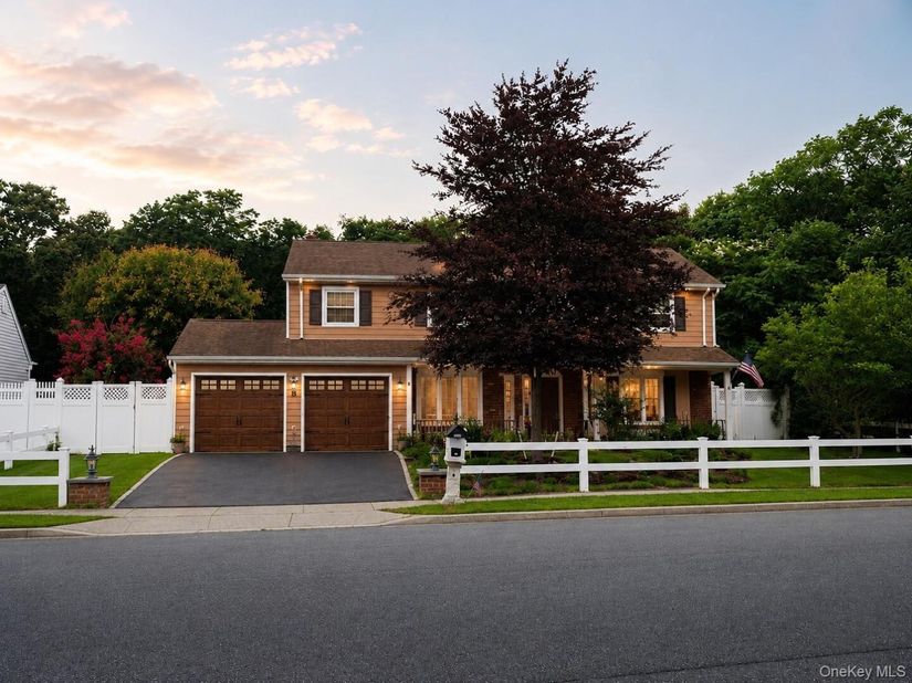 8 Singingwood Drive, Holbrook NY 11741