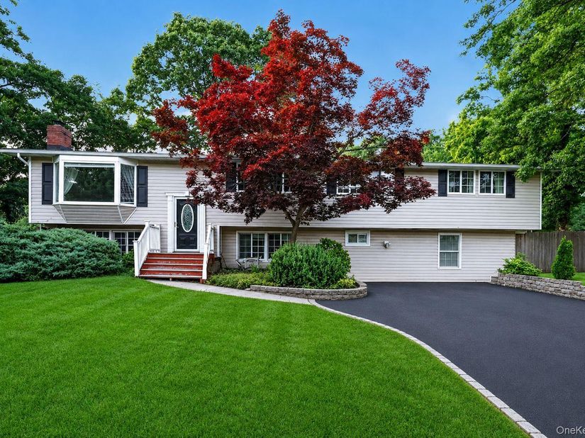 14 Branch Lane, East Setauket NY 11733