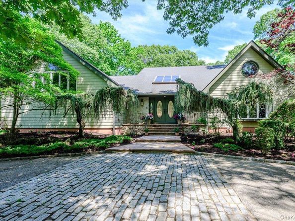 33 Meadow Farm Road, East Islip NY 11730