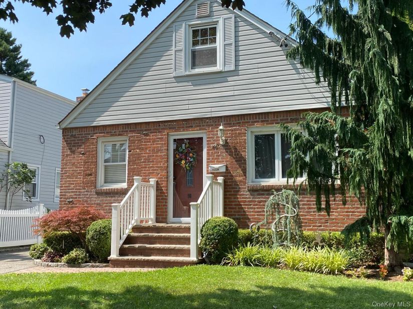 98 Albertson Place, Mineola NY 11501
