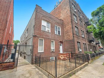 558 Midwood St