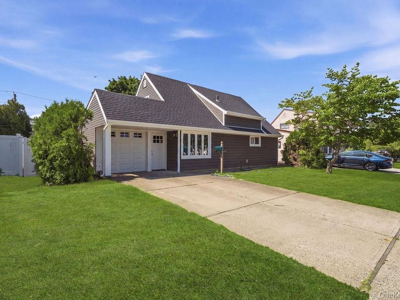 56 Summer Lane, Hicksville NY 11801
