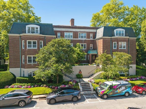 7 Chateaux Circle 7F, Scarsdale NY 10583