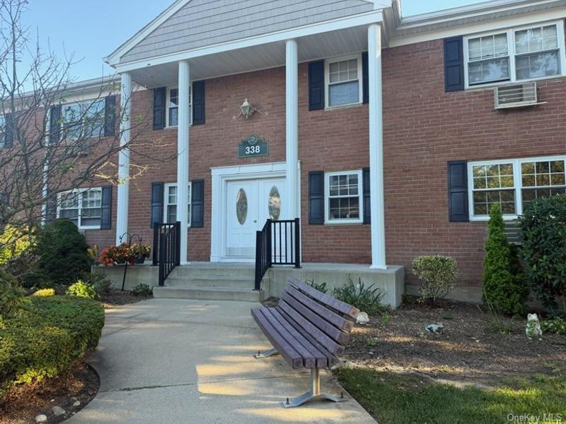 338 Lakeland Avenue 6 E, Sayville NY 11782