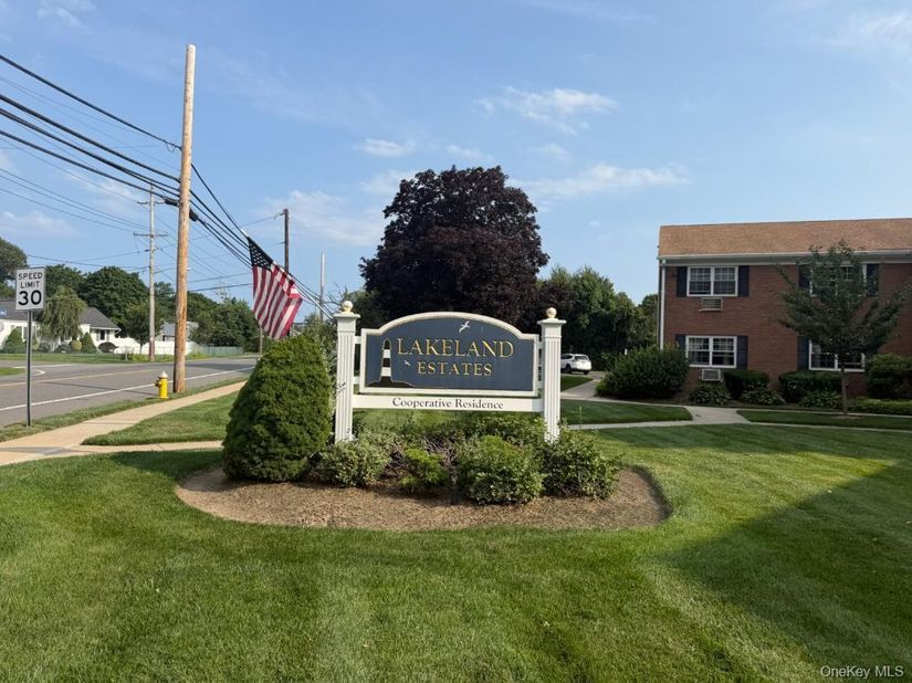 338 Lakeland Avenue 6 E, Sayville NY 11782