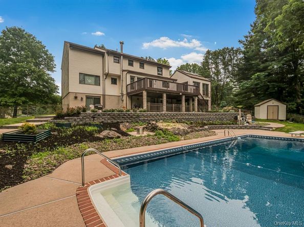 8 Fairgreen Court, Cortlandt Manor NY 10567