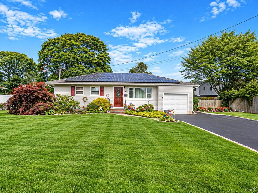 3 Gale Road, Oakdale NY 11769