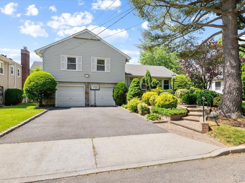 842 Fiske Street, Woodmere NY 11598