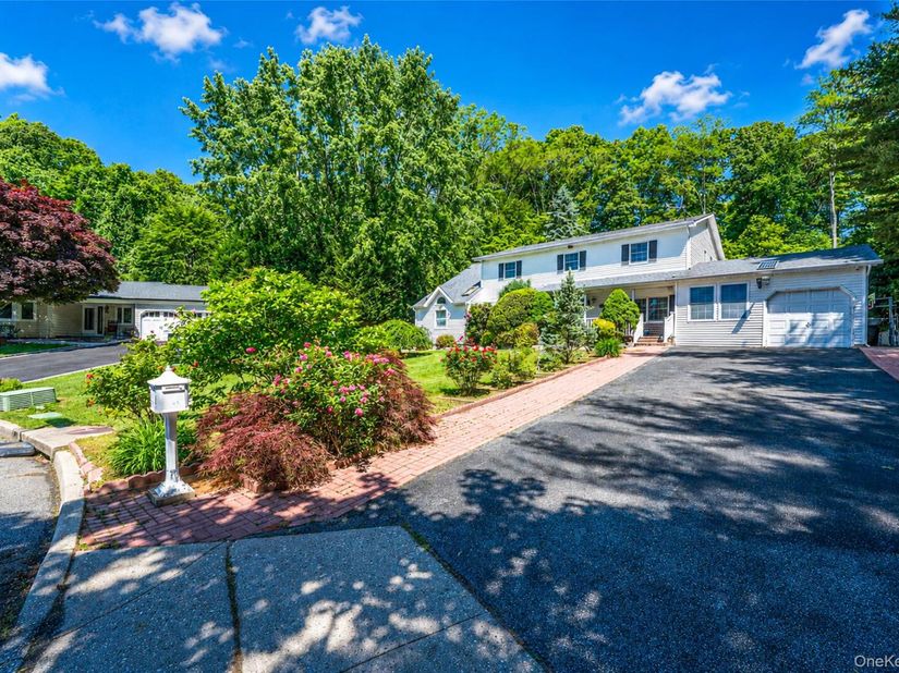 7 New Jersey Court, Dix Hills NY 11746