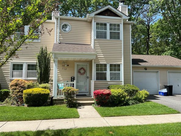 17 Stone Commons, Yaphank NY 11980