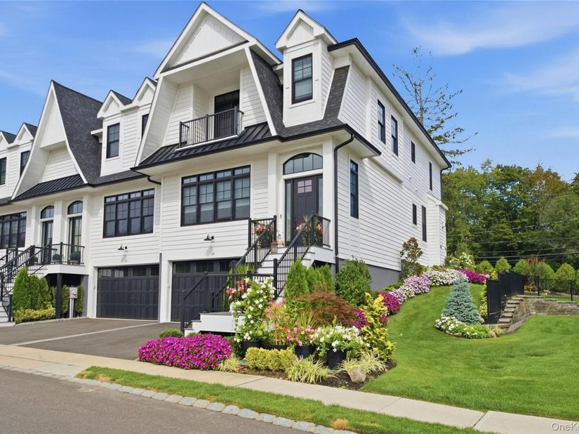 10 Three Ponds Lane W, Woodbury NY 11797