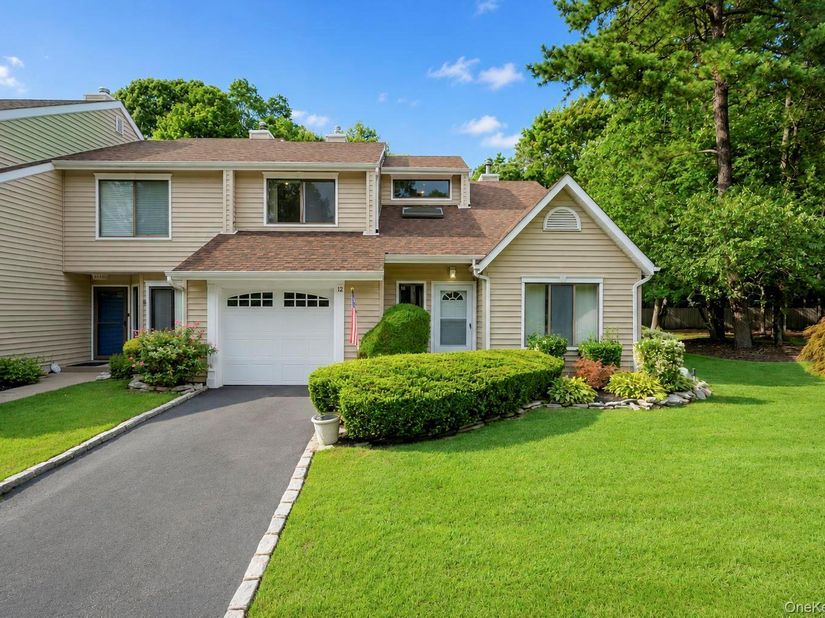12 Hidden Pines Way, Bohemia NY 11716