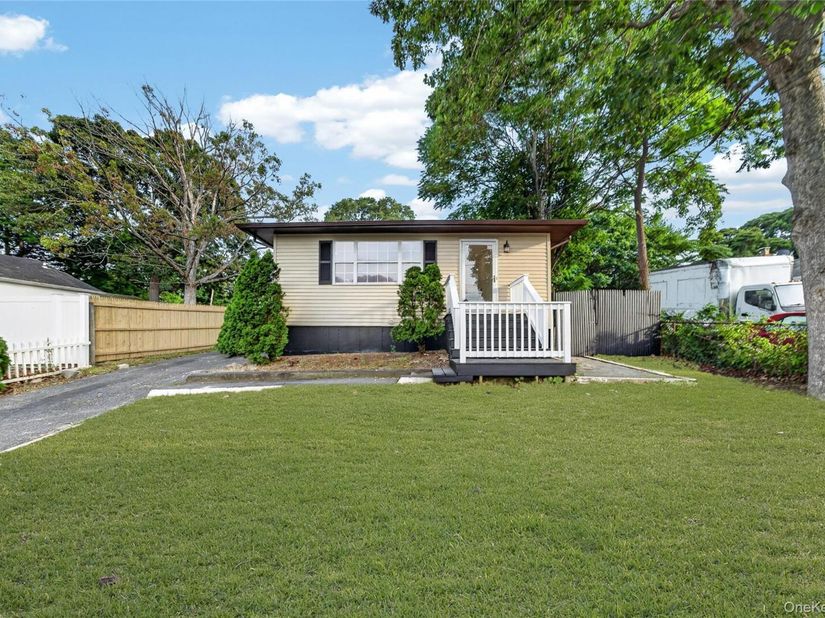 28 Roslyn Avenue, Selden NY 11784