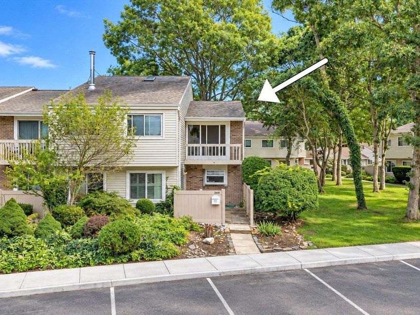 204 Springmeadow Drive M, Holbrook NY 11741