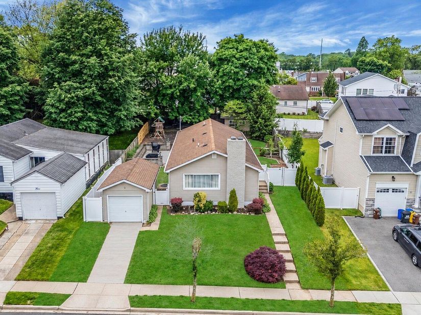 5 Willets Drive, Syosset NY 11791