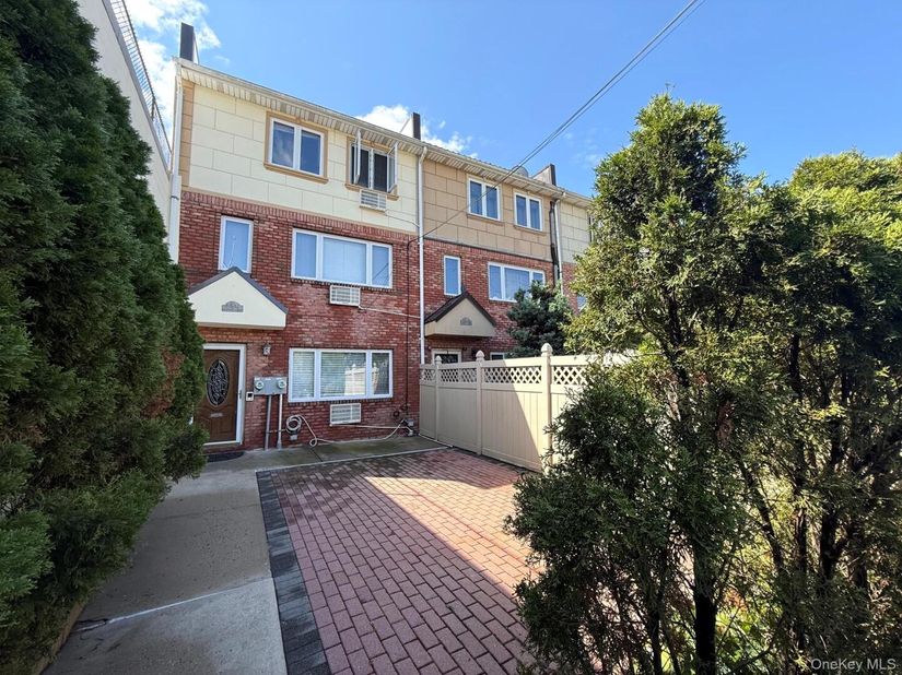 6542 Metropolitan Avenue, Middle Village NY 11379