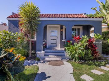 5907 S Van Ness Avenue