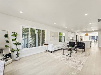 2942 S West View
