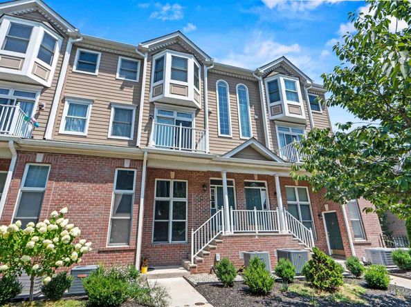 293 Roslyn Ct, West New York NJ 07087