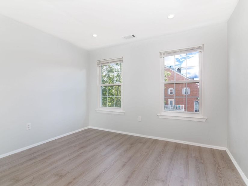 27 Cottonwood St, Jersey City NJ 07305