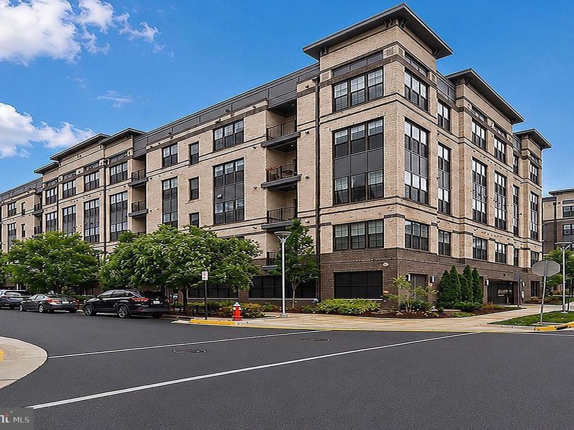 2319 Field Point Road 102, Herndon VA 20171