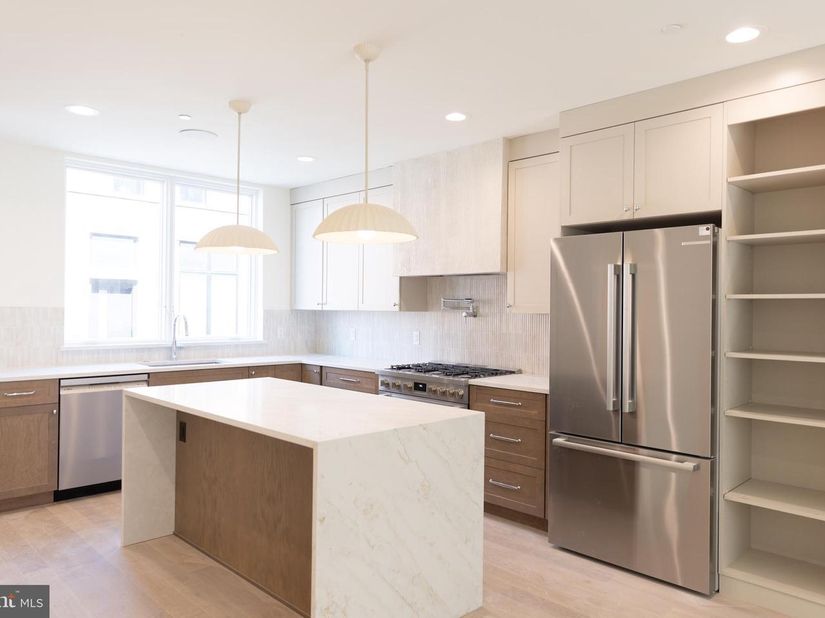954 N 6TH Street, Philadelphia PA 19123