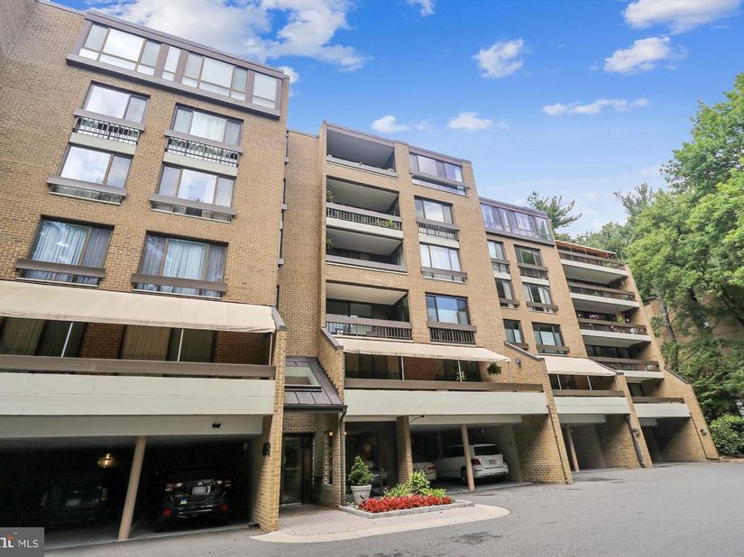 4982 Sentinel Drive 14206, Bethesda MD 20816