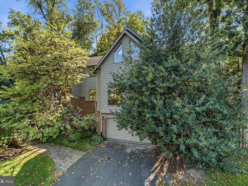 7337 Hooking Road, Mclean VA 22101