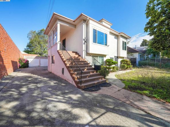 486 Mcauley St, Oakland CA 94609