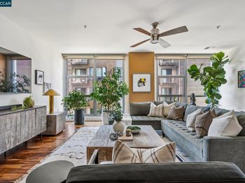 438 W Grand Ave