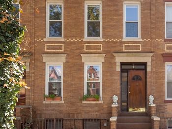 1882 Hart Street