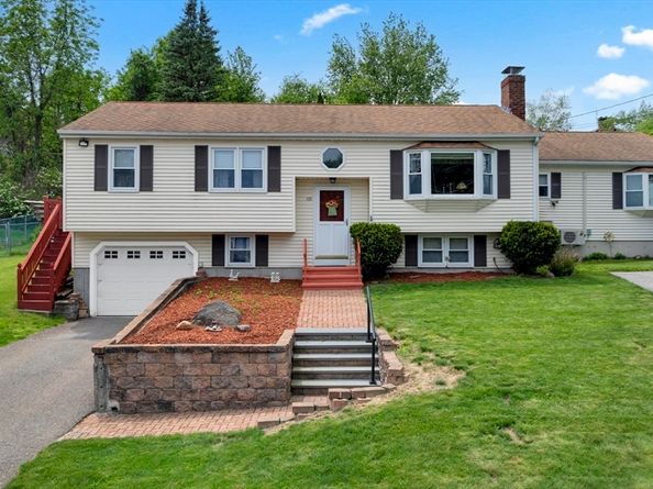101 Long Hill Dr, Leominster MA 01453