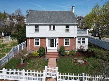 778 W Roxbury Pkwy