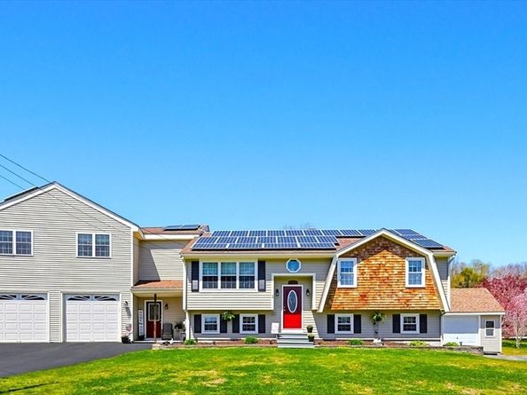 2 Kimberly Ln, Blackstone MA 01504