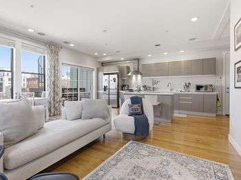 171 W 4th St