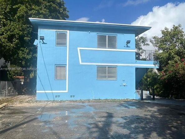 1565 SW 6th St, Miami FL 33135