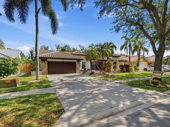 10781 NW 18th Dr, Plantation FL 33322