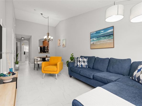 2250 NW 78th Ave 202, Pembroke Pines FL 33024