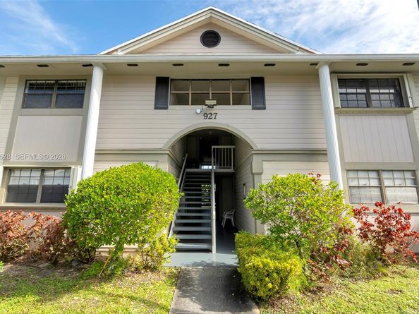 927 NE 199th St 202, Miami FL 33179