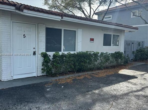 8704 NW 38th Dr, Coral Springs FL 33065