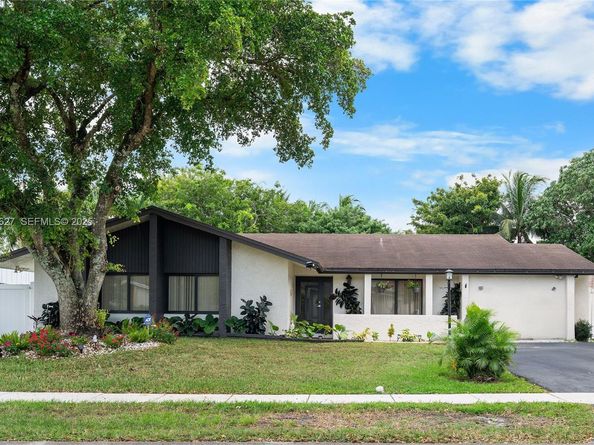 10446 SW 52nd St, Cooper City FL 33328