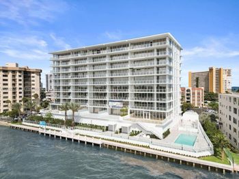 407 N Riverside