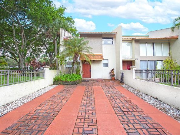 8811 Gatehouse Rd 8, Plantation FL 33324