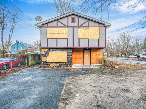 53 Hounslow Road, Shirley NY 11967